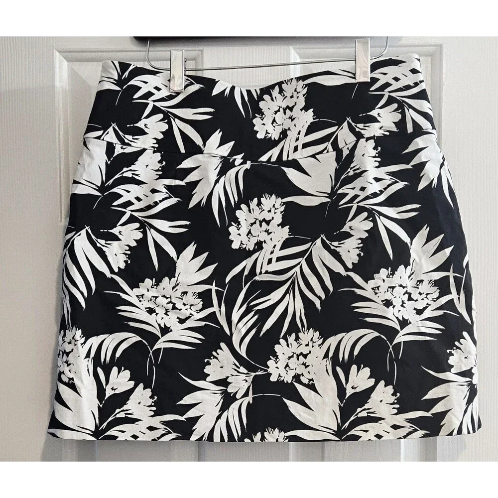 Women's S.C & Co. Black/White Floral tummy Control Pull On Skort/Skirt Large - Picture 4 of 6